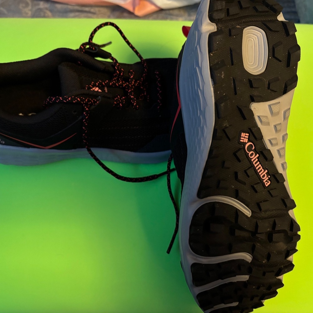Columbia hiking shoes - Picture 3 of 4